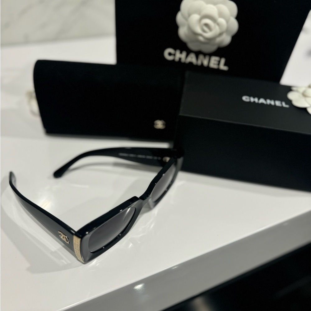 CHANEL
RECTANGLE SUNGLASSES